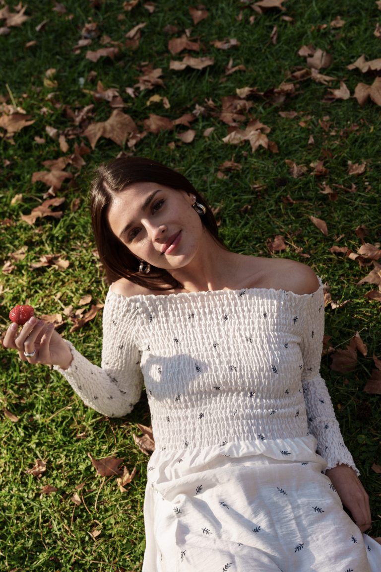 Un momento cotidiano: vestido de algodón entre hojas de otoño.
